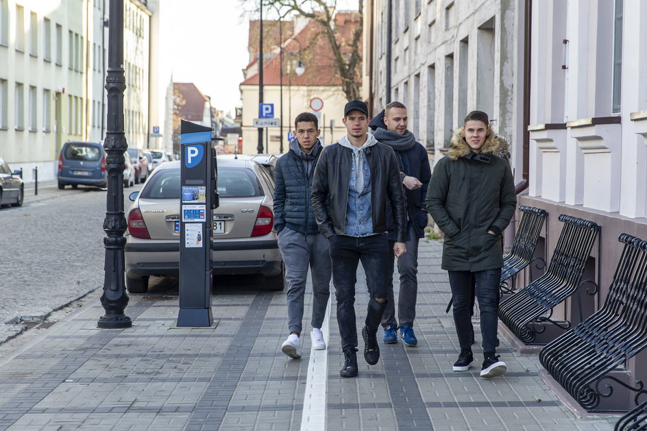 Łukasz Olkowicz razem z Bartłomiejem Żynelem, Oskarem Zawadą i Damianem Rasakiem w drodze na sesję zdjęciową do „Prześwietlenia” na ulicach Płocka.