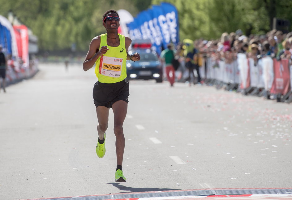 Yared Shegumo podczas kwietniowego Orlen Warsaw Marathonu wywalczył tytuł mistrza Polski i kwalifikację na ME