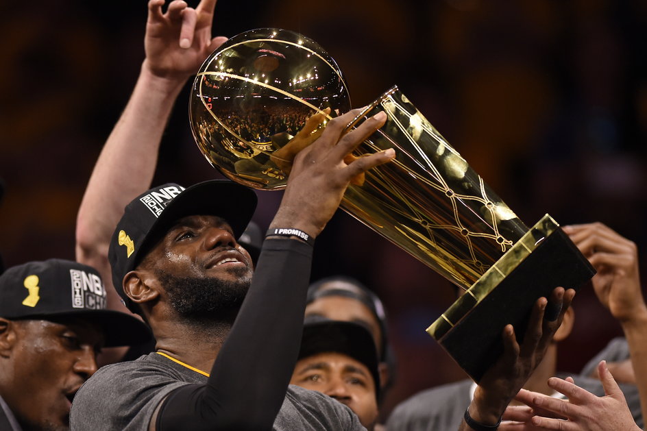 LeBron James z trofeum za mistrzostwo zdobyte w 2016 roku z Cleveland Cavaliers