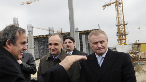 Michel Platini (L), Hrihorij Surkis (P) w Kijowie