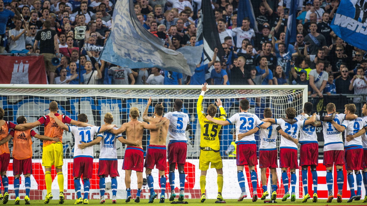 Piłkarze Hamburgera SV świętujący wyjazdowe zwycięstwo nad VfB Stuttgart