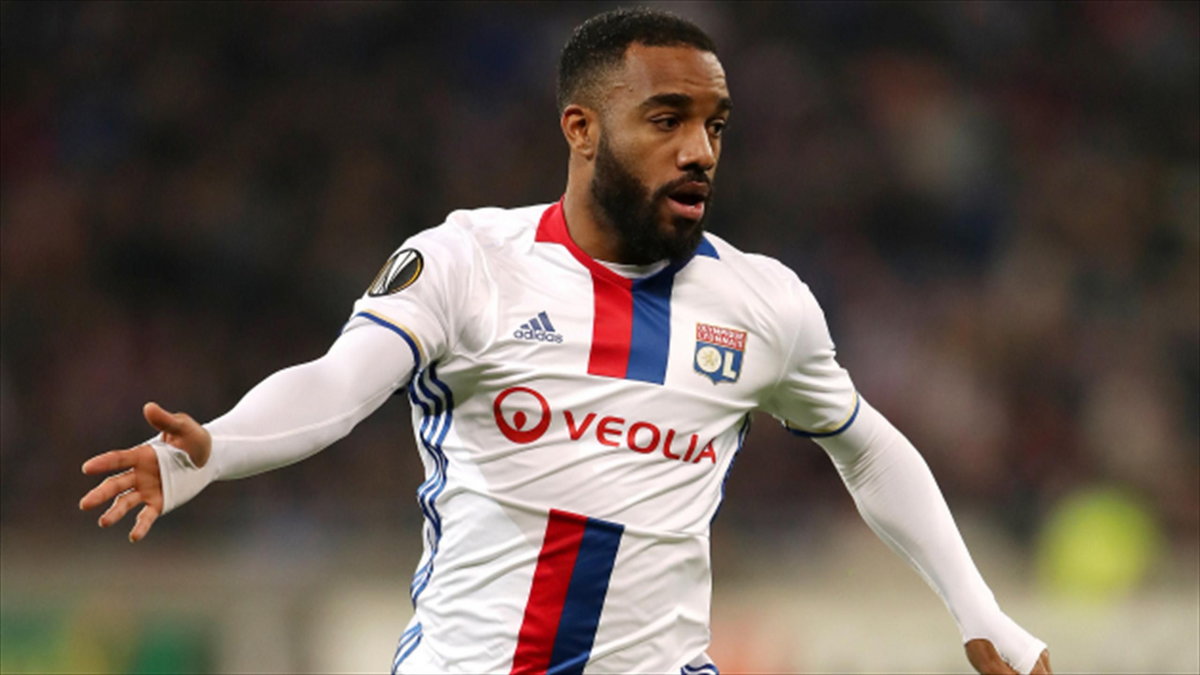 Zielone światło na transfer Lacazette'a. Jest jedno ale