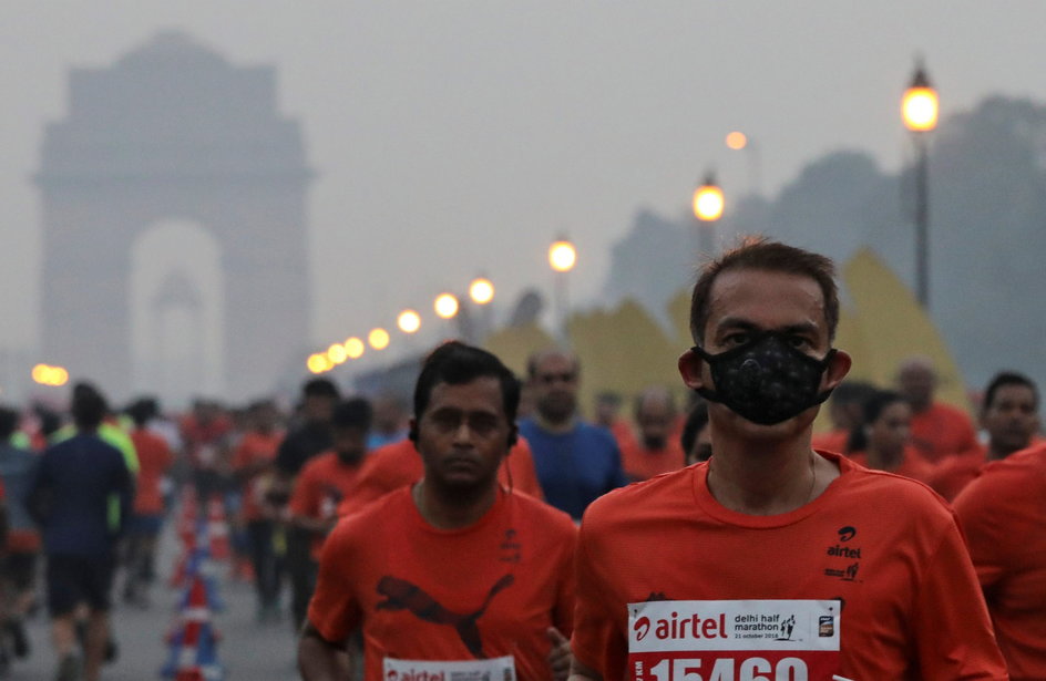 Maski ochronne były w powszechnym użyciu podczas półmaratonu w New Delhi