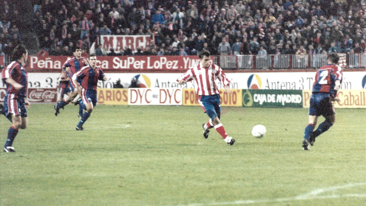 Roman Kosecki (drugi od prawej) w meczu z FC Barcelona