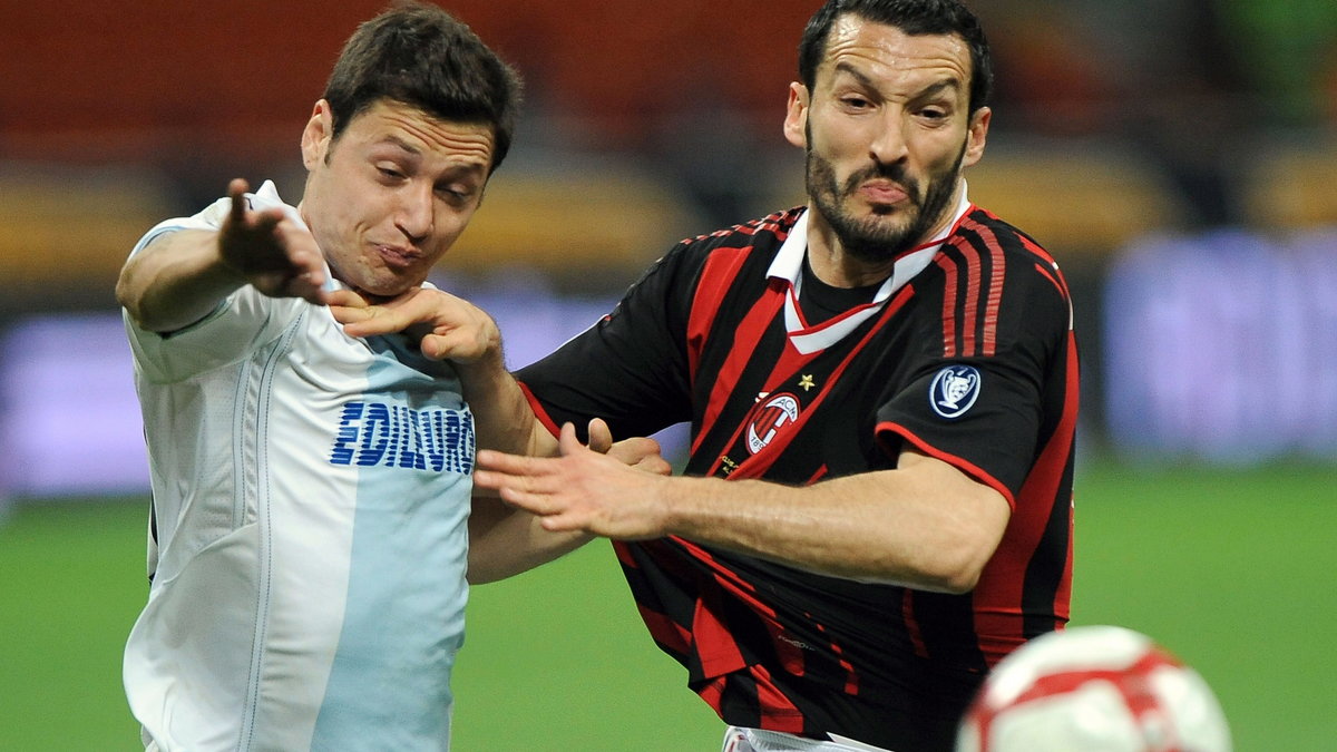 Mauro Zarate wlaczy z Gianlucą Zambrotta (z prawej)