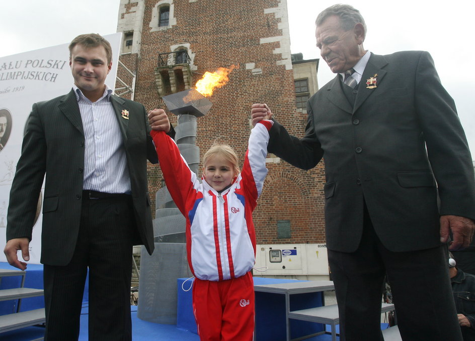 Olimpijczycy: gimnastyk Leszek Blanik i narciarz Franciszek Gąsienica Groń oraz młoda gimnastyczka Wanda Drelicharz zapalili znicz olimpijski podczas obchodów jubileuszu 90-lecia Polskiego Komitetu Olimpijskiego w Krakowie.