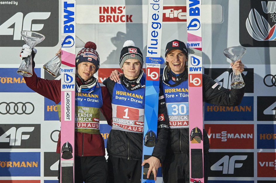 Podium zawodów w Innsbrucku: od lewej Dawid Kubacki, Marius Lindvik i Daniel-André Tande