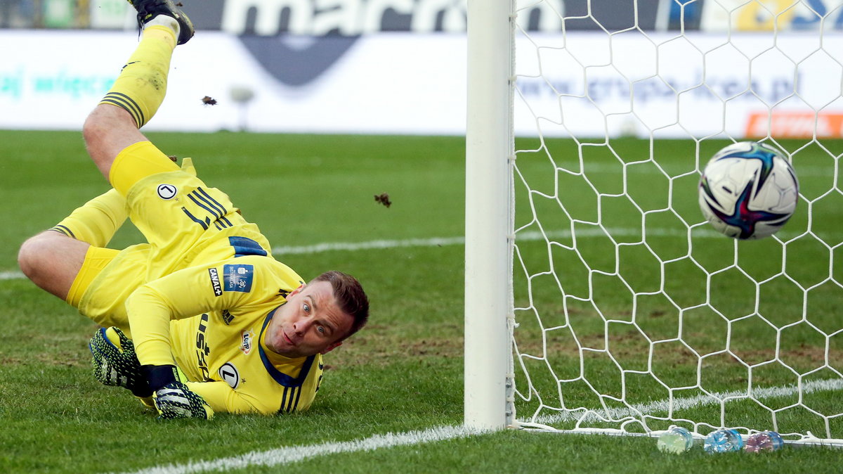 Artur Boruc chciałby zostać w Legii i pograć jeszcze w jej barwach przy pełnych trybunach, a nie na pustym stadionie.