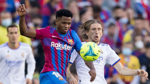 Ansu Fati i Luka Modrić podczas meczu Barcelony z Realem (24.10.2021)