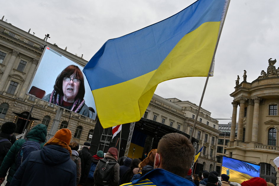 Swietłana Aleksijewicz przemawia do uczestników antywojennego protestu w Berlinie