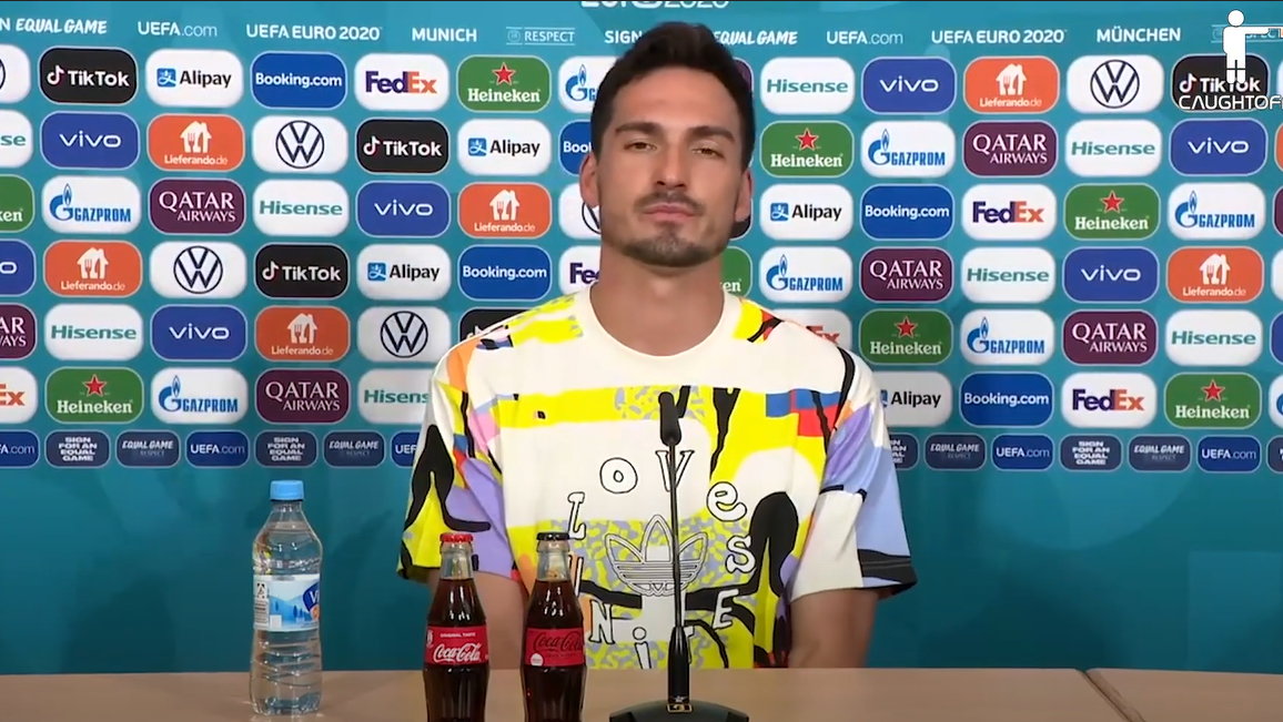 Mats Hummels w koszulce "Miłość jednoczy"