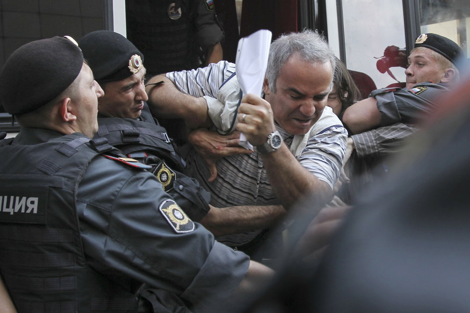 Garri Kasparow pacyfikowany przez rosyjską policję w czasie demonstracji w obronie Pussy Riot