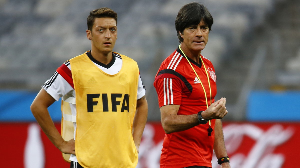 Mesut Oezil (L)