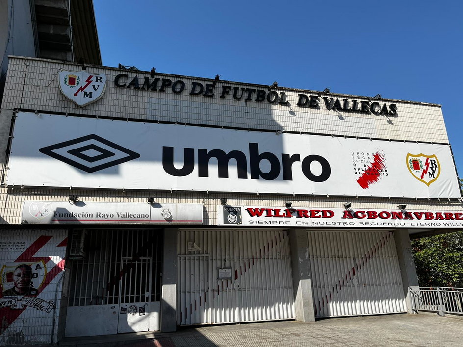 Główna brama Estadio de Vallecas. Poza dniami meczowymi, zamknięta na turystów