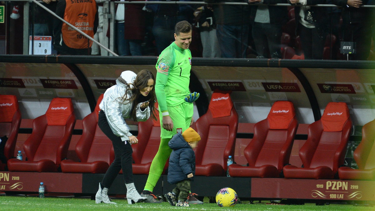 Wojciech Szczęsny z synem Liamem i żoną Mariną