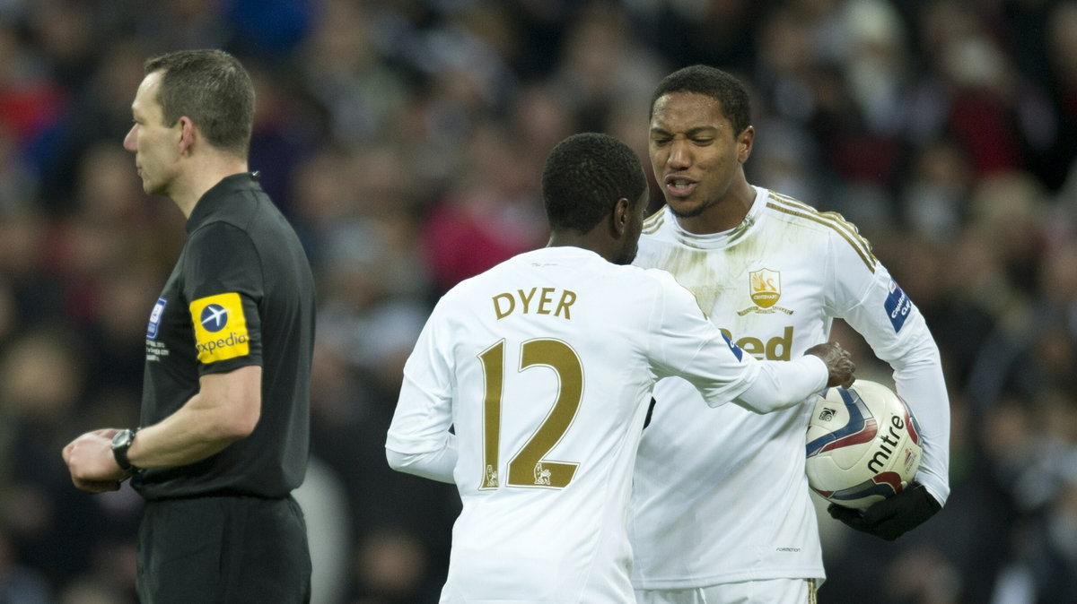 Nathan Dyer (C) i Jonathan de Guzman (P)