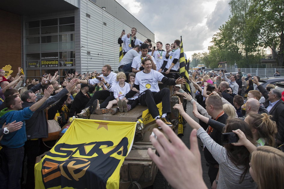 Paweł Zatorski i Skra Bełchatów świętuje zdobycie mistrzostwa Polski