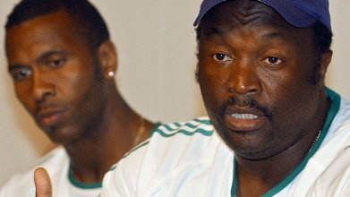 Jomo Sono (z prawej)