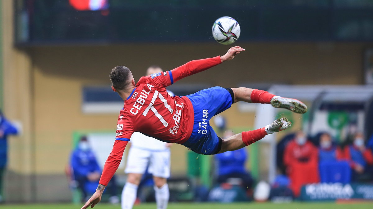 Marcin Cebula strzelił gola z Lechem po tak efektownym złożeniu się do strzału.