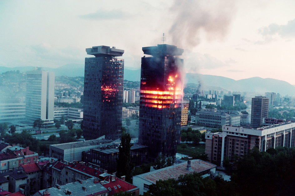 Wieżowce Momo i Uzeir płoną w wyniku ostrzału na Alei Snajperów (1992 r.)