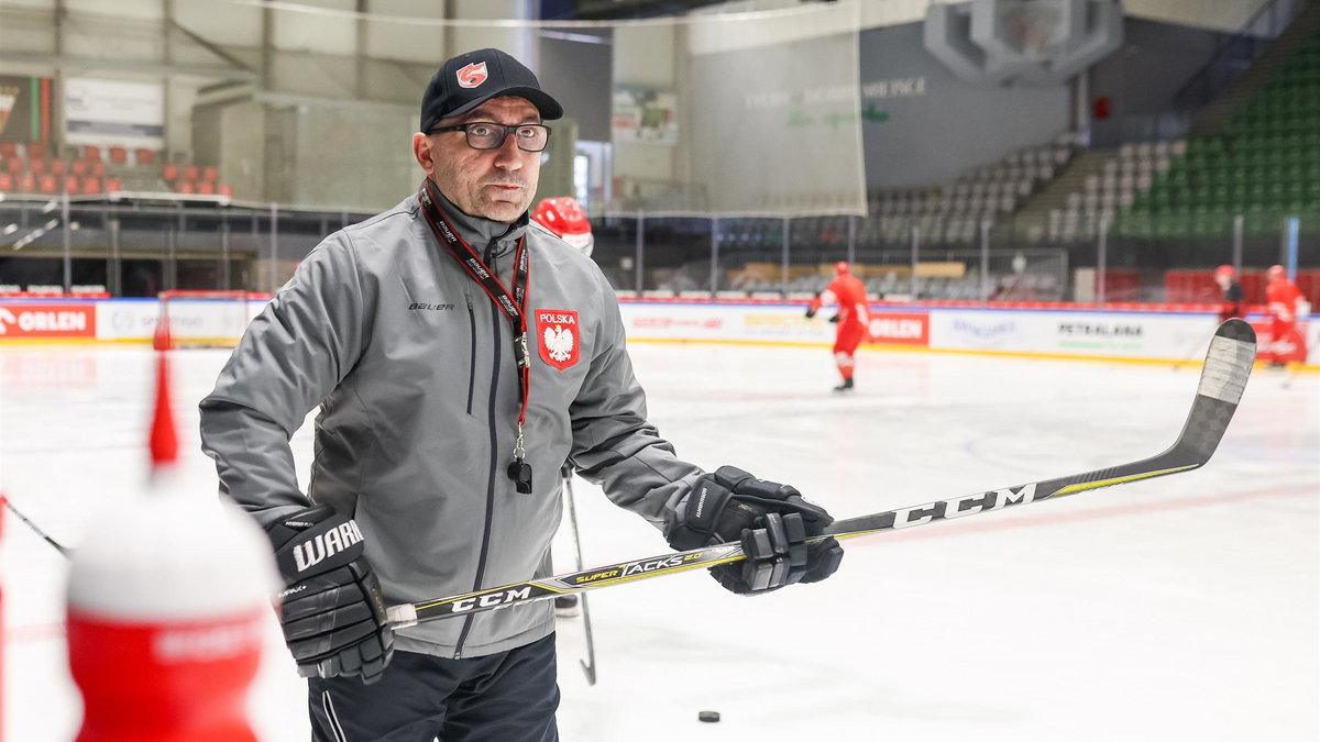 Robert Kalaber prowadzi reprezentację Polski od połowy 2020 roku. W 2022 roku wprowadził Biało-Czerwonych z Dywizji IB do Dywizji IA, a w piątek świętował z naszą kadrą awans do elity!