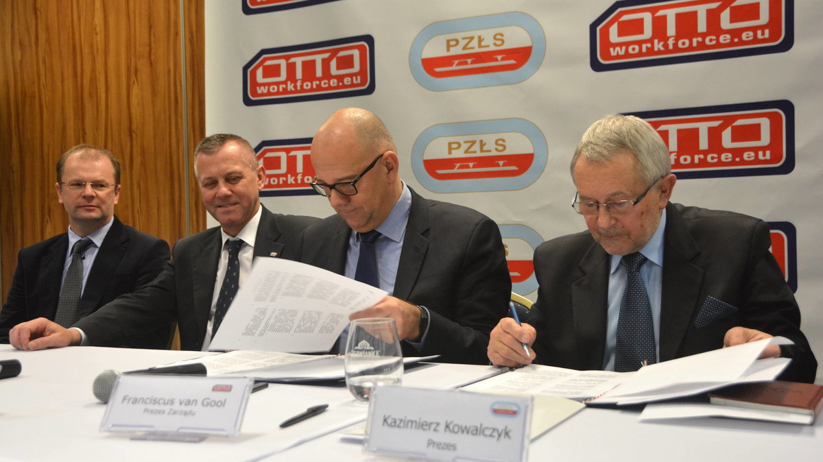 Kazimierz Kowalczyk (pierwszy od prawej) w czasie podpisywania umowy z firmą OTTO