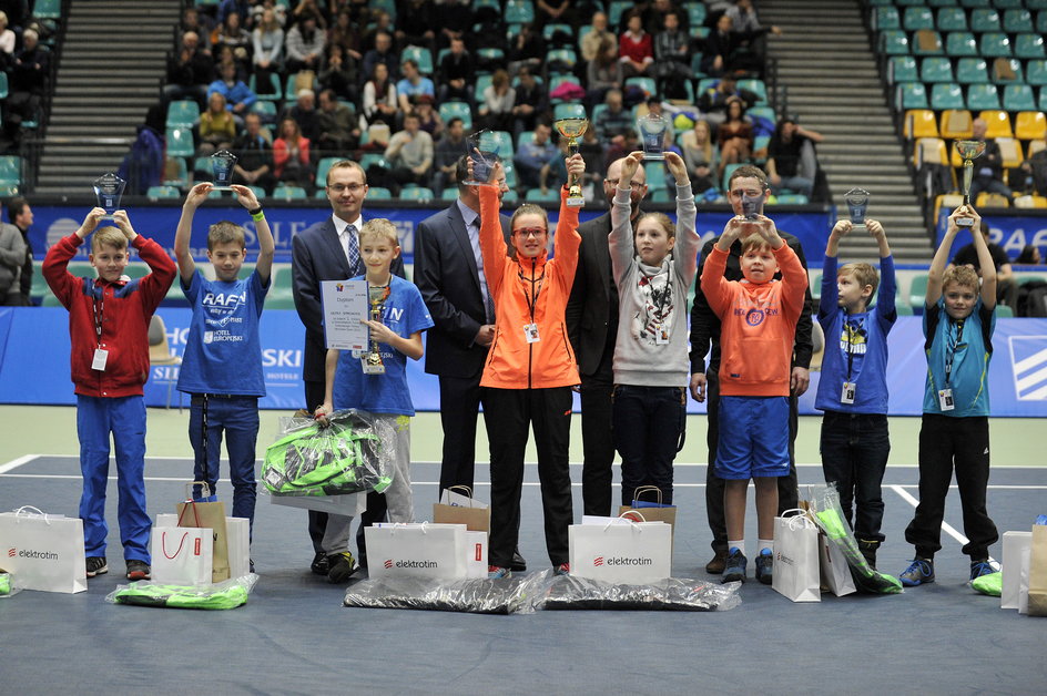 Nagrodzeni zwycięzcy Dolnośląskiego Turnieju Dziecięcego Tenisa Wrocław Open 2016