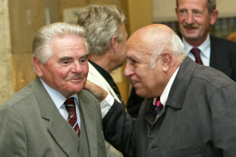 Chorzów, 2004 rok. Lucjan Brychczy (z lewej) i Jan Liberda podczas zjazdu piłkarskich gwiazd.