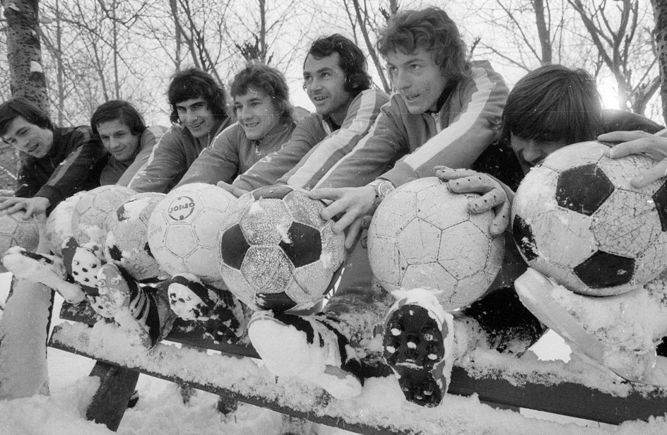 Trening Widzewa. Od prawej: Stanisław Burzyński, Zbigniew Boniek, Zdzisław Kostrzewiński, Zdzisław Rozborski, Paweł Janas, Tadeusz Błachno