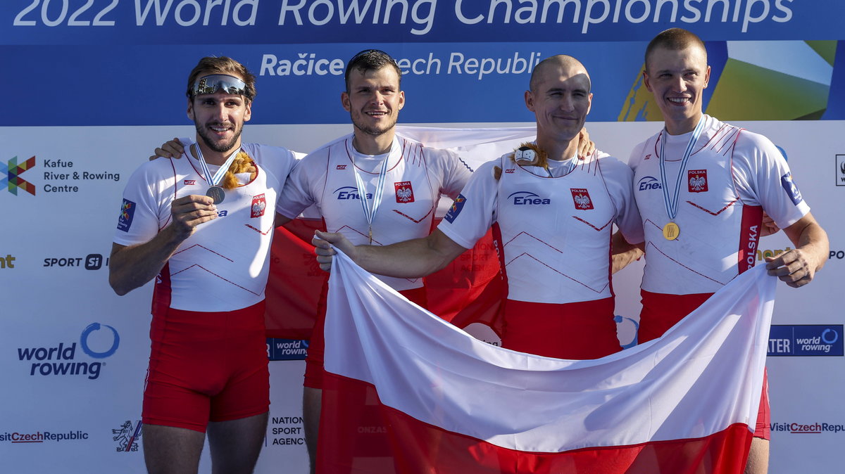 Dominik Czaja (trzyma medal). Obok niego: Mateusz Biskup, Mirosław Ziętarski i Fabian Barański