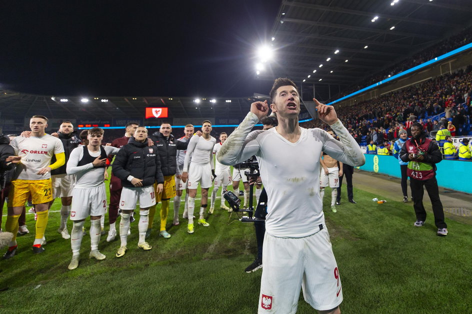 Robert Lewandowski świętujący awans na ME