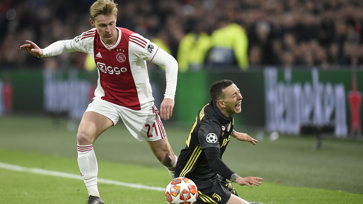 Frenkie de Jong (z lewej) w meczu z Juventusem