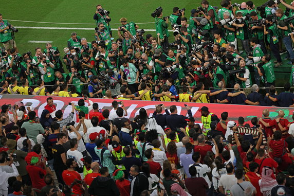 Fotoreporterzy próbujący sfotografować Cristiano Ronaldo przed meczem ze Szwajcarią