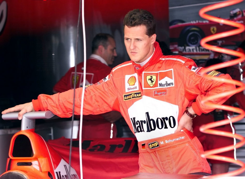 Michael Schumacher w charakterystycznym kombinezonie Ferrari