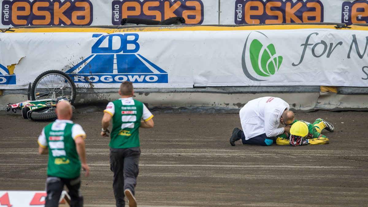 Grzegorz Walasek ze SPAR Falubazu Zielona Góra po upadku w pierwszym biegu