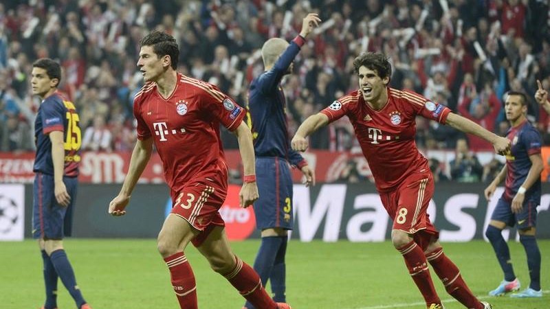 Mario Gomez cieszy się po strzeleniu gola na 2:0 w meczu Bayern - Barcelona 