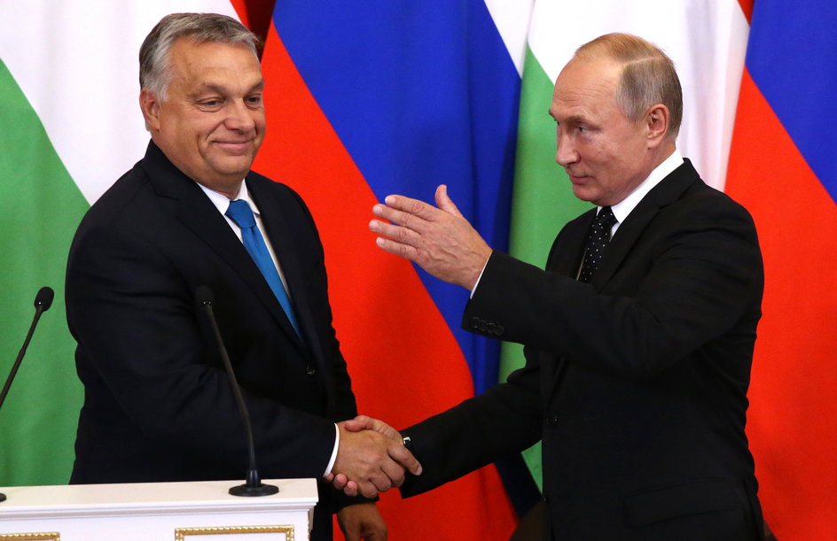 Viktor Orban (L) i Władimir Putin
