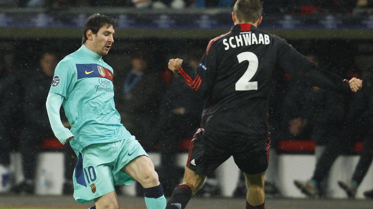 Lionel Messi (L) i Daniel Schwaab (P)