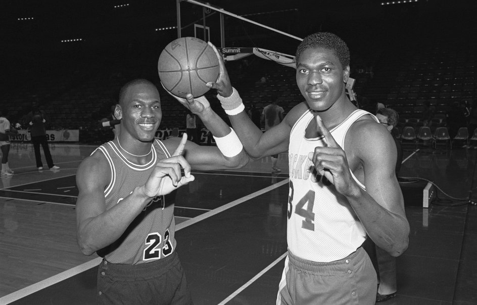 Hakeem Olajuwon i Michael Jordan w debiutanckim sezonie 1984/85