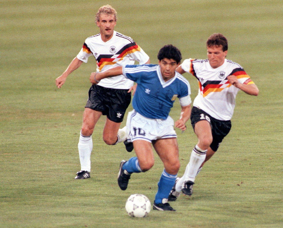 Diego Maradona (w środku) walczy z Rudim Voellerem (P) i Lotharem Matthaeusem w finale MŚ 1990