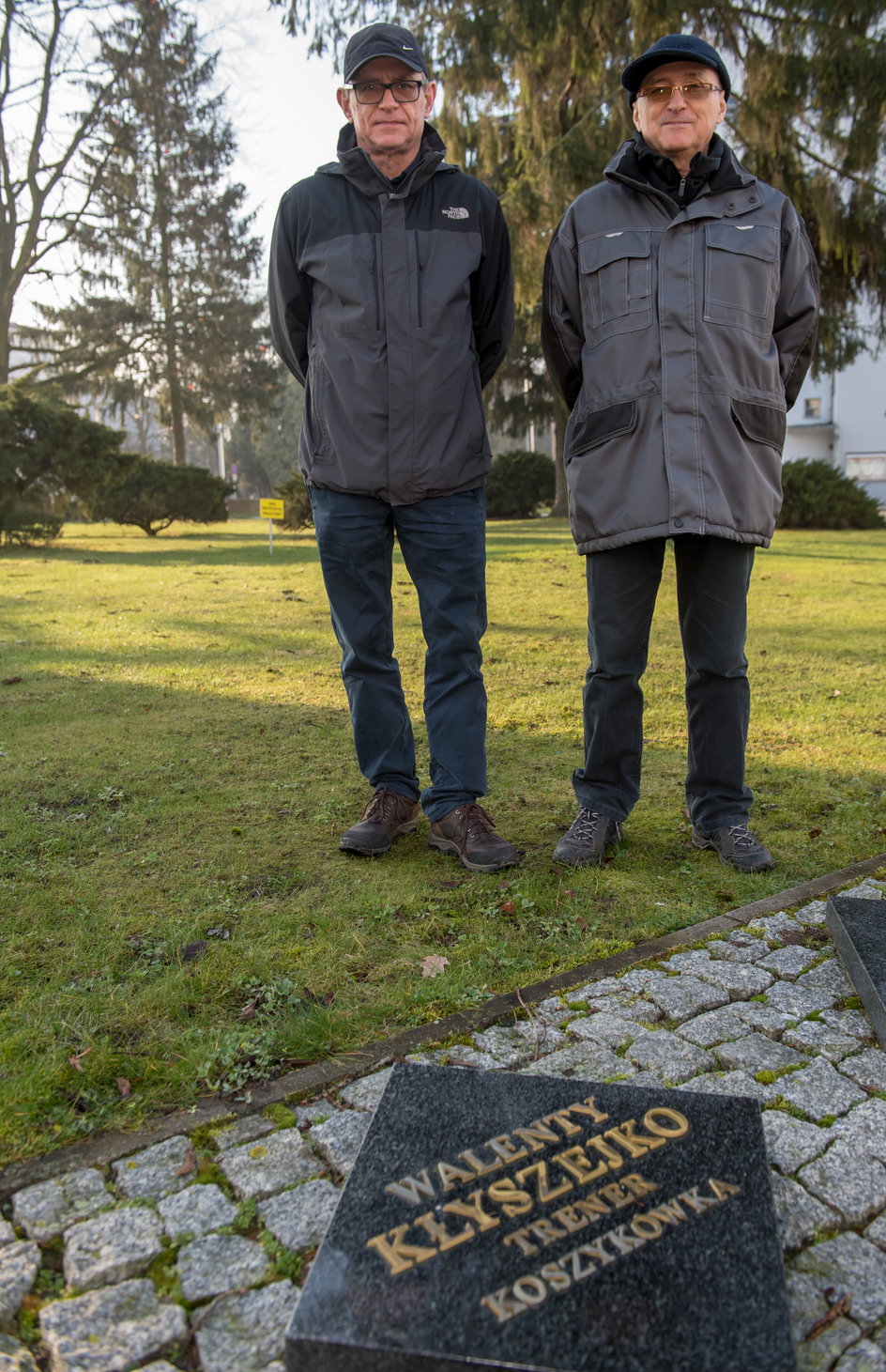 Stanisław (z lewej) i Andrzej Kłyszejko - synowie Walentego przy pamiątkowej tablicy na terenie warszawskiego AWF