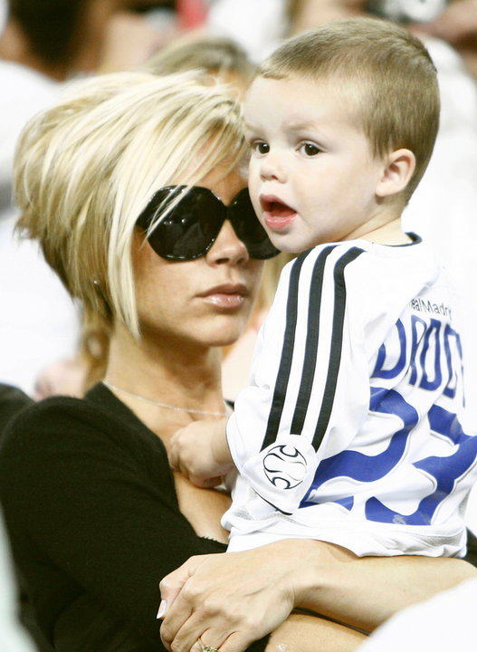 Cruz Beckham z mamą w lipcu 2007 r.