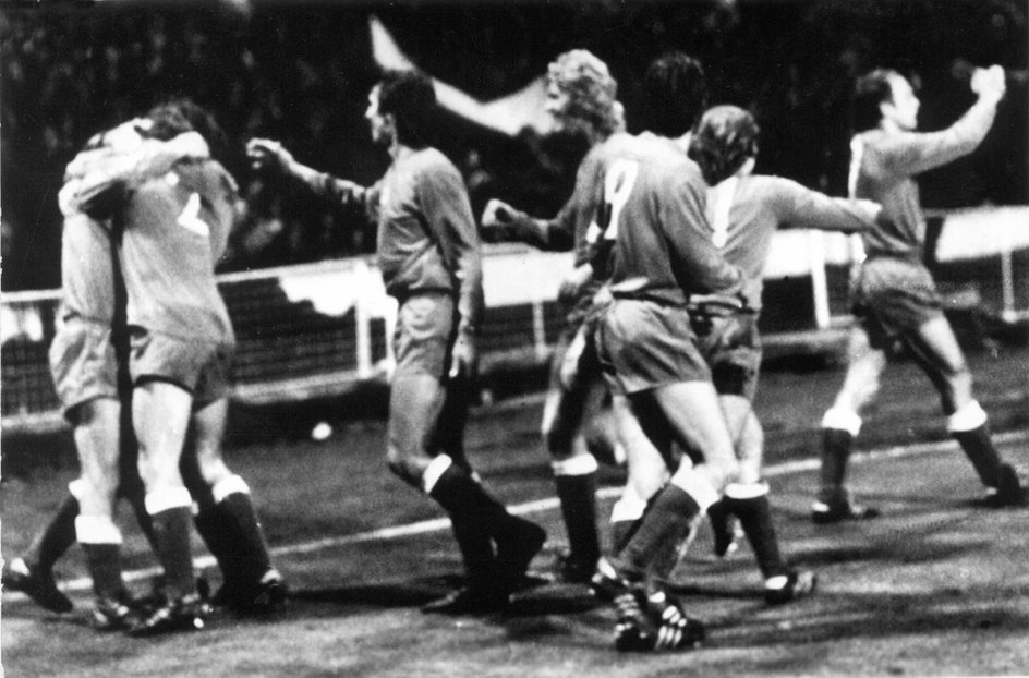 Jan Domarski po strzeleniu gola na Wembley przyjmuje gratulacje. I akurat to się nie zmienia od ponad 48 lat.