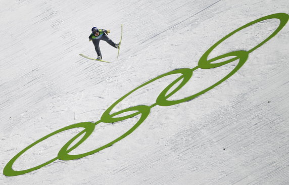 2010-02-20T205026Z_01_OLYAA144_RTRIDSP_3_OLYMPICS-SKI-JUMPING.jpg