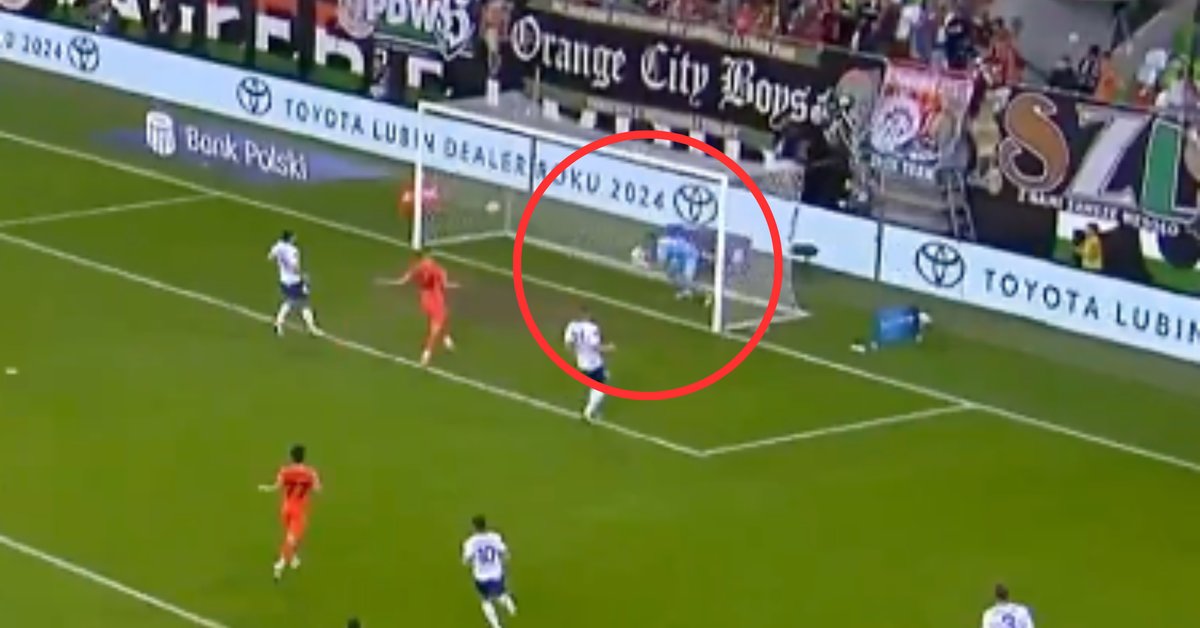 Ależ wpadka młodego bramkarza! Wpadł z piłką do własnej bramki. Zobacz skrót