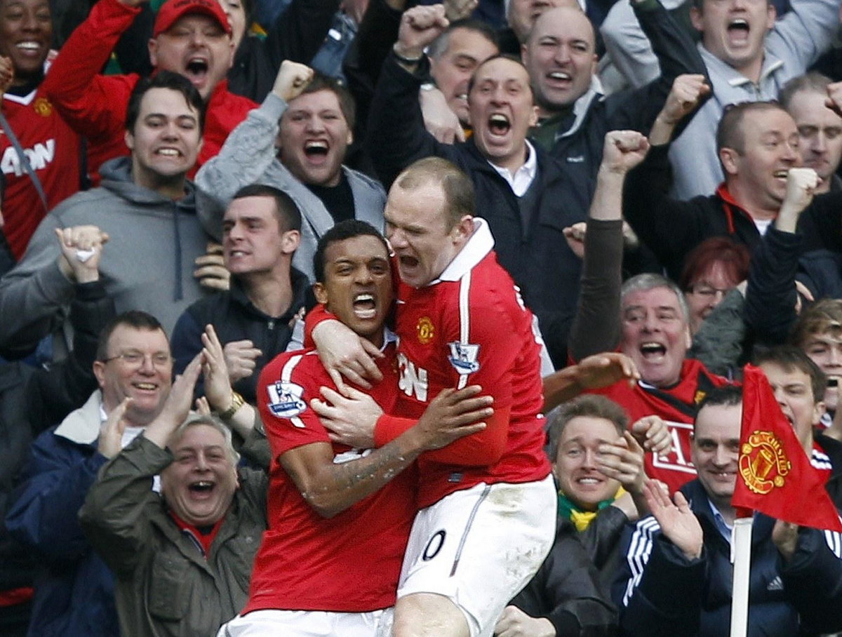 Nani i Wayne Rooney cieszą się z gola