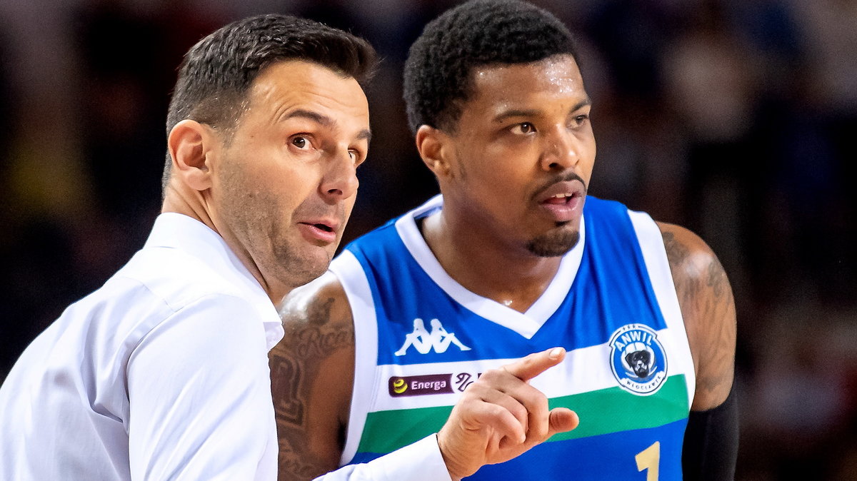 Koszykarz Anwilu Włocławek Ricky Ledo (P) i trener Igor Milicic (L)