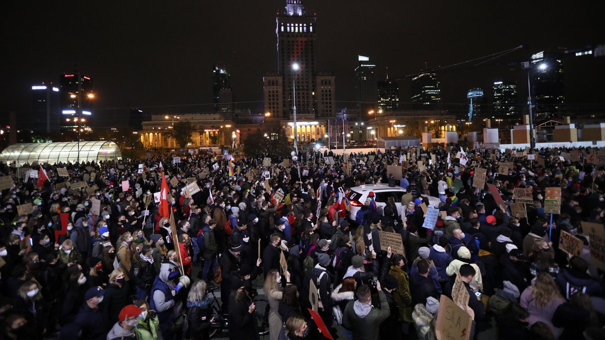 Protesty w Warszawie przeciw zaostrzeniu prawa aborcyjnego