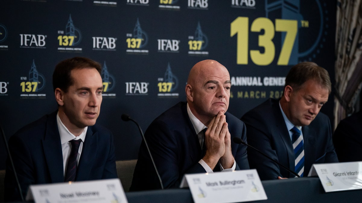 Zebranie IFAB w Londynie (04.03.2023 r.). Od lewej: Mark Bullingham, Gianni Infantino i Ian Maxwell.