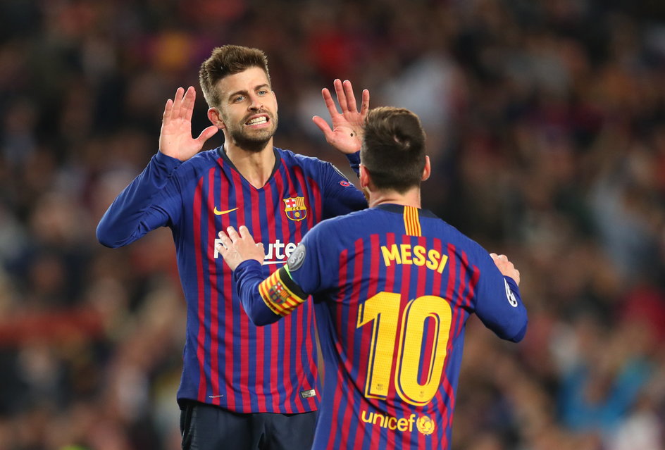 Gerard Pique (z tyłu) i Leo Messi